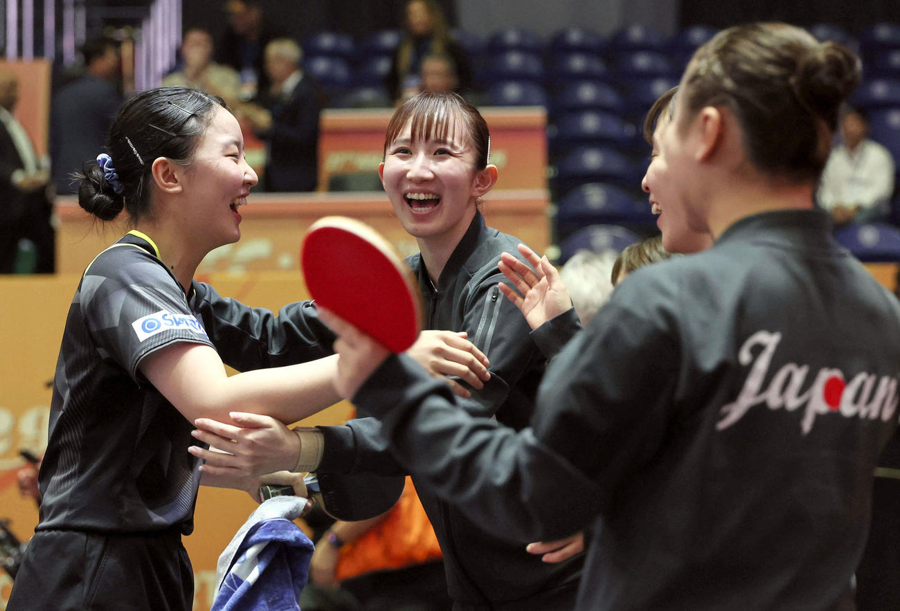 卓球アジア選手権の女子団体で優勝し、早田ひな（左から2人目）と喜ぶ張本美和（左端）ら（共同）