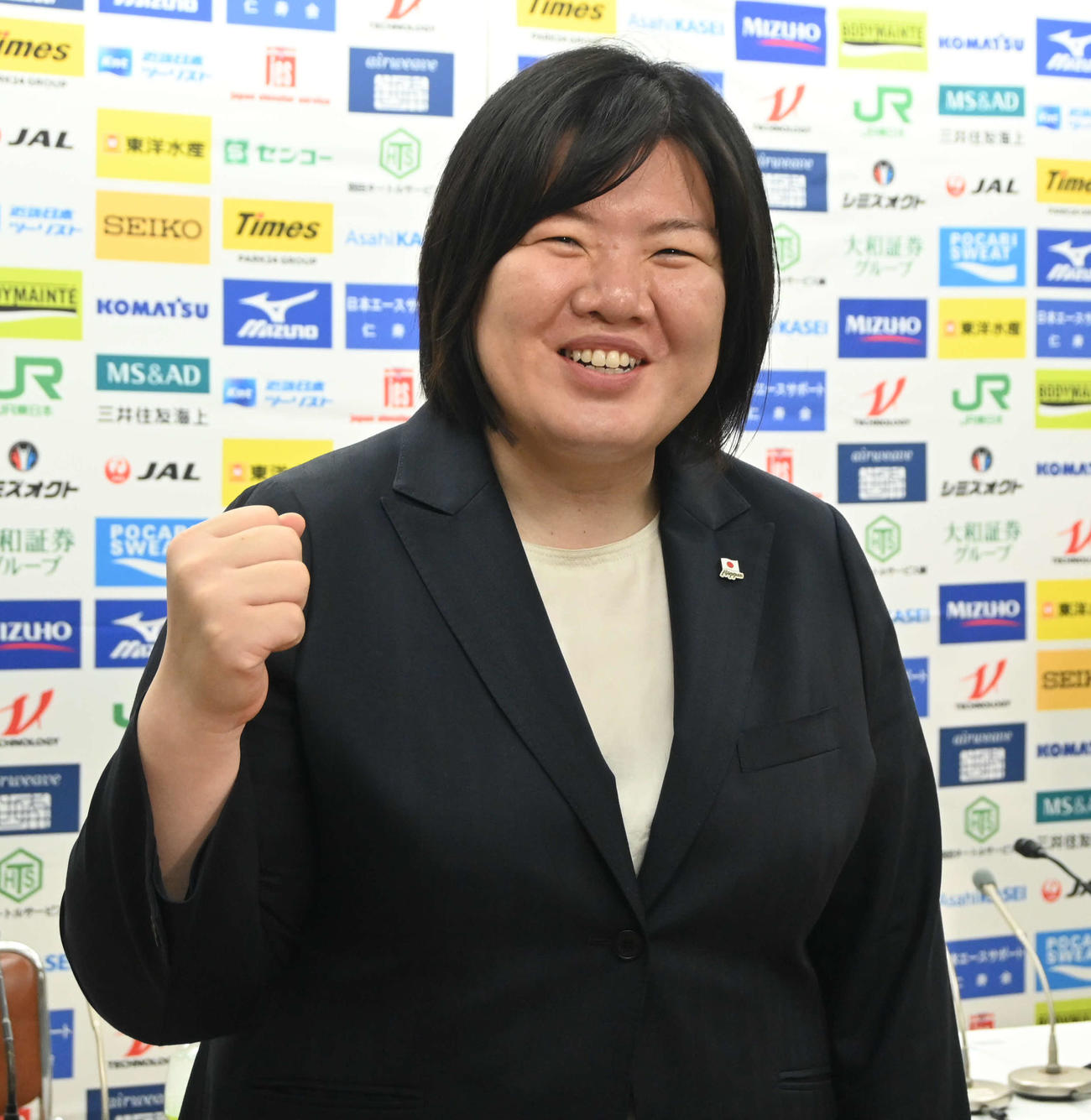 柔道女子日本代表の新監督に就任しガッツポーズする塚田真希氏（撮影・飯岡大暉）