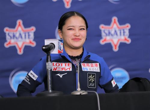 フィギュアスケートGPシリーズ第1戦スケートアメリカ女子SPで3位発進し、上位3選手による会見でほほ笑む渡辺（撮影・藤塚大輔）