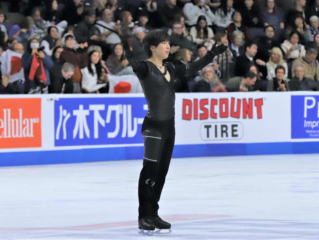フィギュアスケートGPシリーズ第1戦スケートアメリカ　男子SPを終えて観客にあいさつをする三浦（撮影・藤塚大輔）