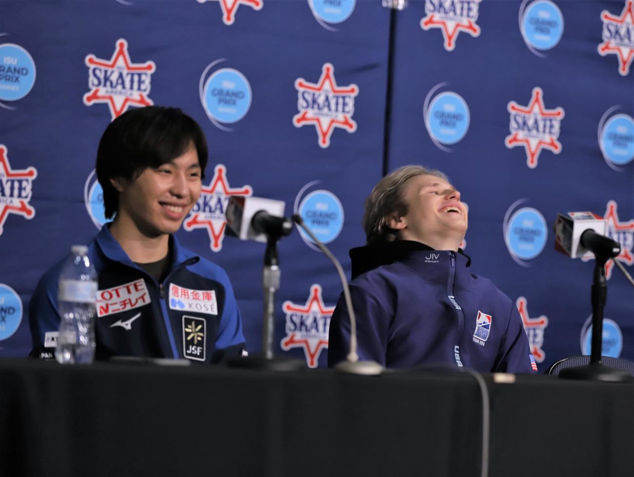 フィギュアスケートGPシリーズ第1戦スケートアメリカ　男子SP上位3人による会見で三浦佳生（左）がイリア・マリニン（右）について「彼はゴッド（神）なので」と言い、笑い合う2人（撮影・藤塚大輔）