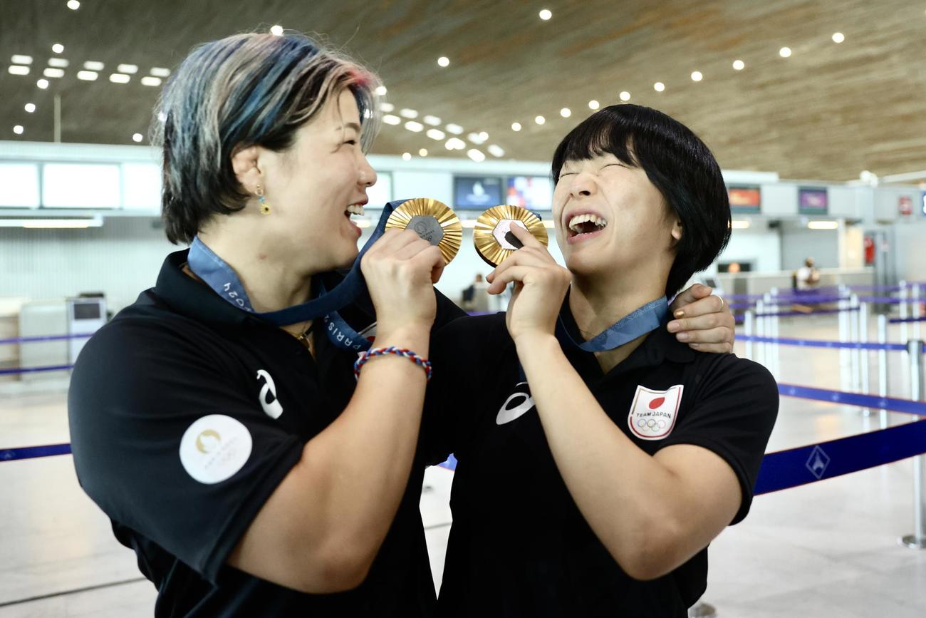 パリ五輪から帰国前、金メダルを手に笑顔を見せる鏡（左）藤波（2024年8月12日）