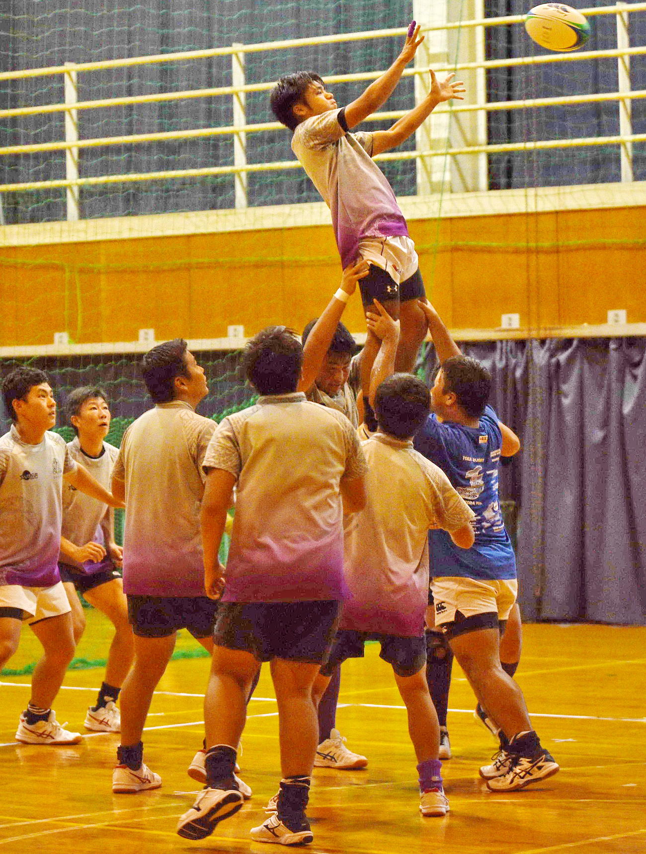 ラインアウト練習を行う浜松工の選手たち