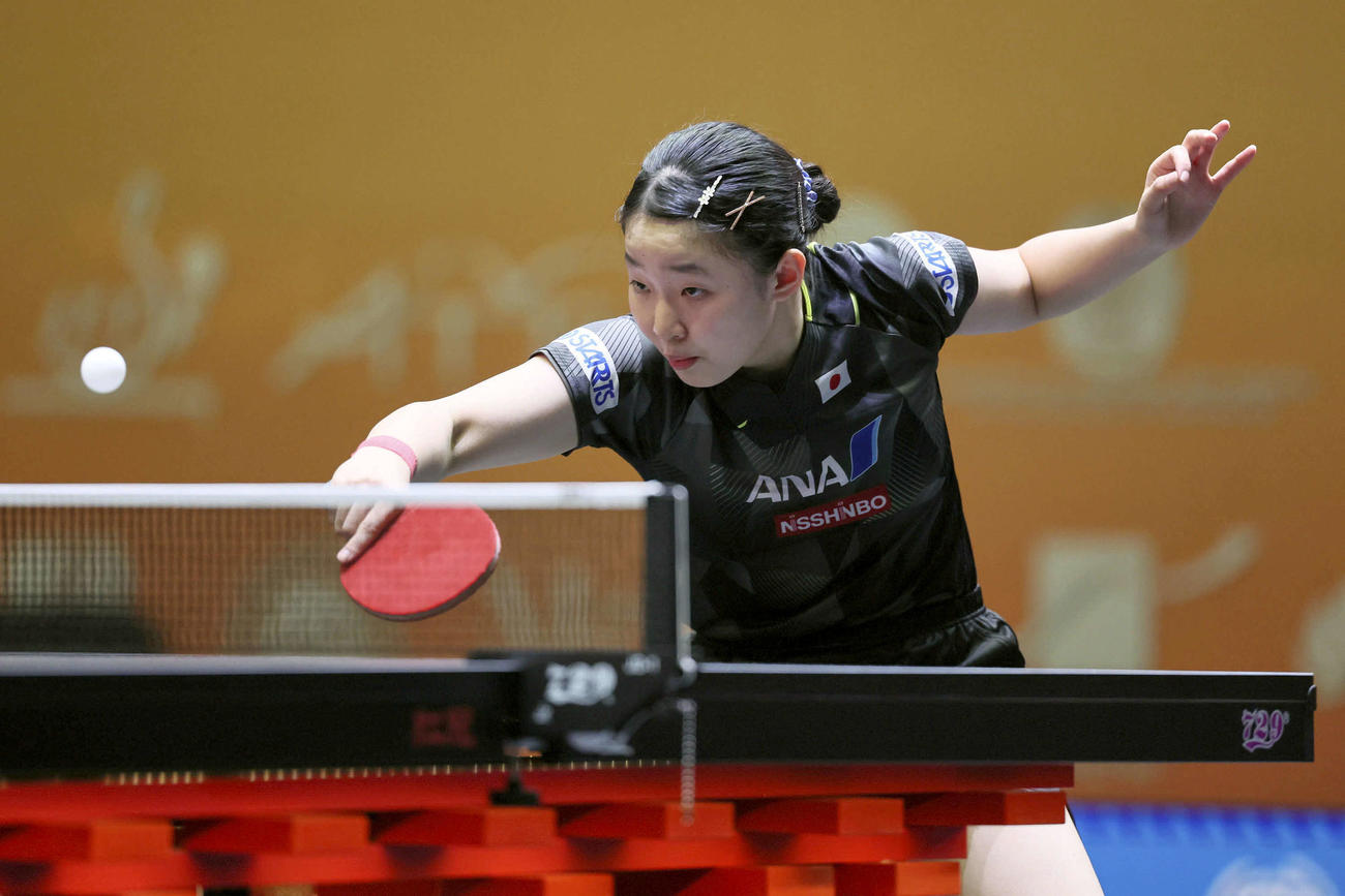 女子団体決勝で中国の王芸迪と対戦する張本美和（共同）