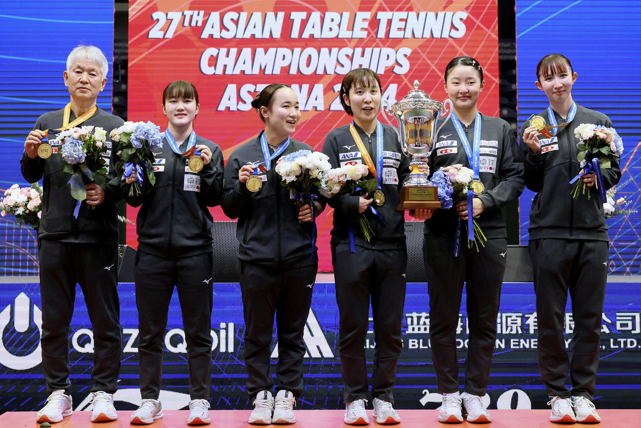 卓球アジア選手権の女子団体で、中国を破り優勝した日本の選手ら（共同）