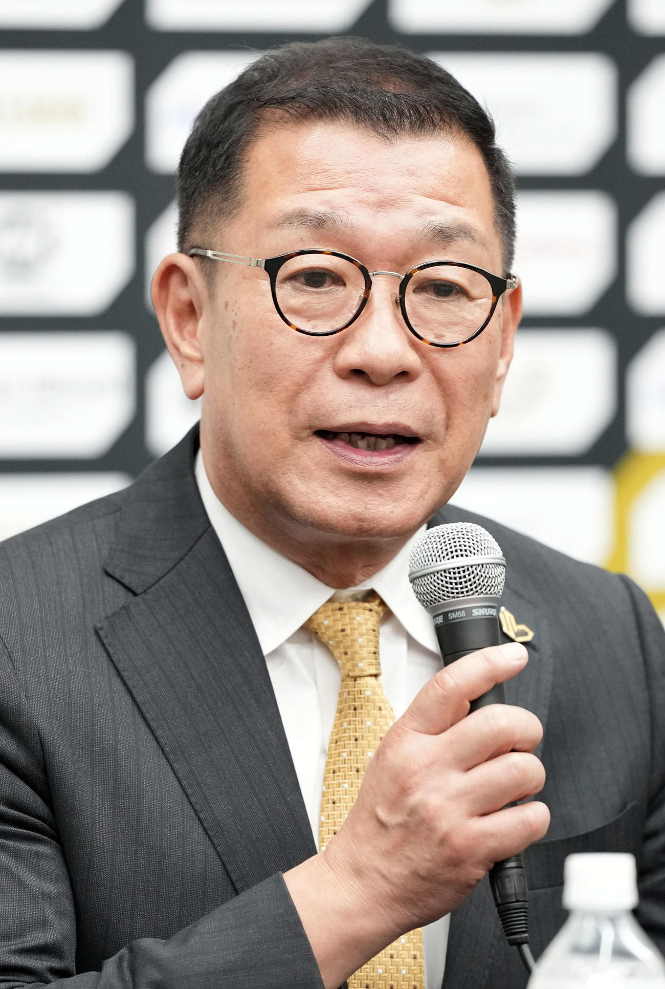 サントリー対大阪B　会見で記者の質問に答える大河チェアマン（撮影・たえ見朱実）