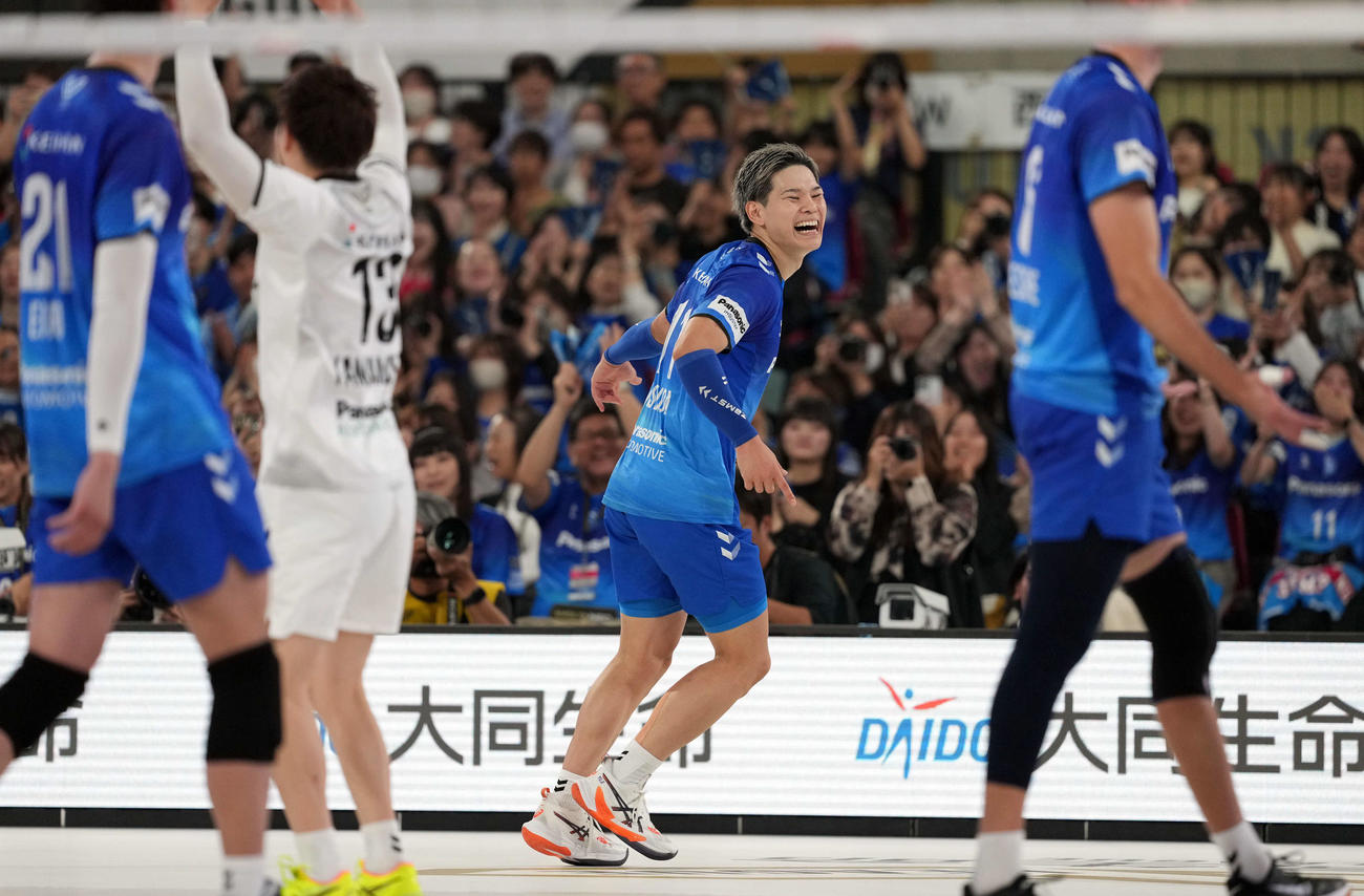 サントリー対大阪B　サントリーに勝利し笑顔を見せる大阪B西田（撮影・たえ見朱実）