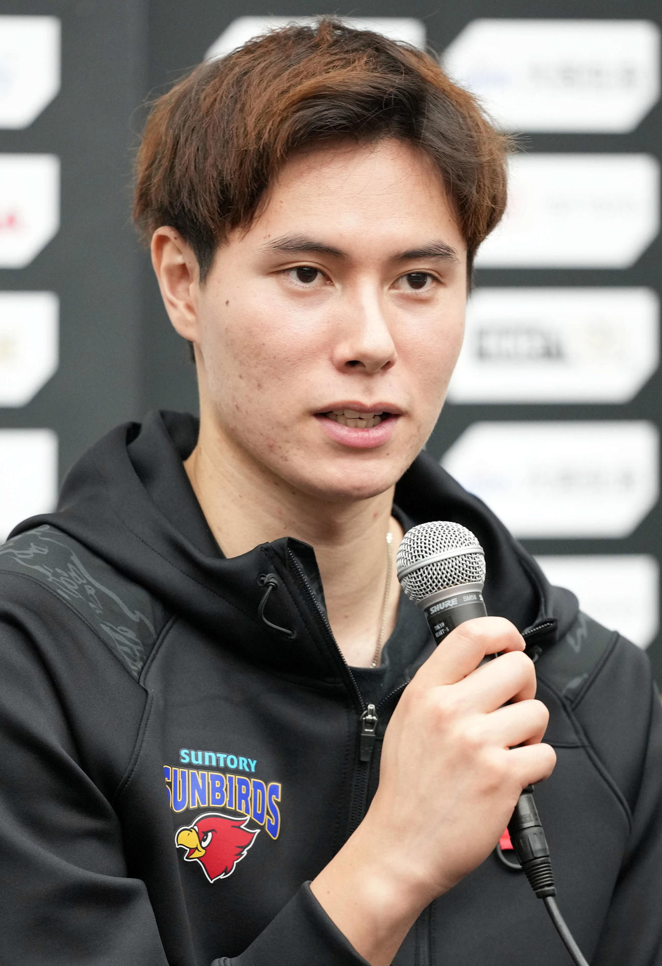 サントリー対大阪B　試合を終え記者会見で質問に答えるサントリー高橋藍（撮影・たえ見朱実）