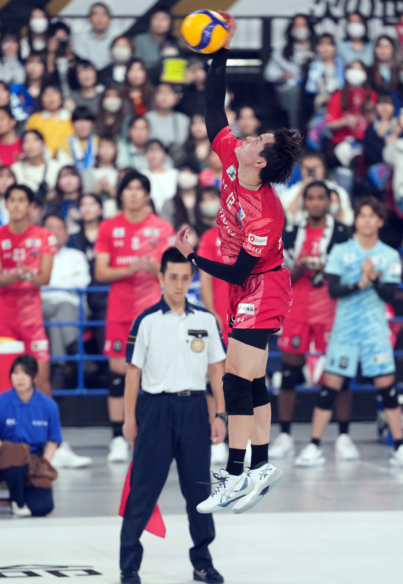 サントリー対大阪B　第2セット、サーブを放つサントリー高橋藍（撮影・たえ見朱実）