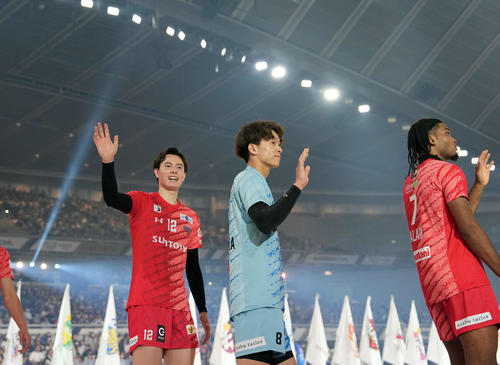 サントリー対大阪B　ファンの声援を受け引き揚げるサントリー高橋藍（撮影・たえ見朱実）