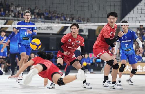 サントリー―大阪B　第3セット、ボールの行方を追うサントリー・高橋藍（中央）。奥左は大阪B・西田（共同）
