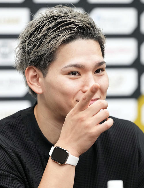 サントリー対大阪B　試合を終え記者会見で笑顔を見せる大阪B西田（撮影・たえ見朱実）
