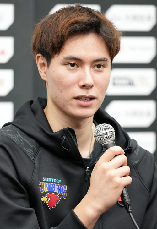 サントリー対大阪B　試合を終え記者会見で質問に答えるサントリー高橋藍（撮影・たえ見朱実）