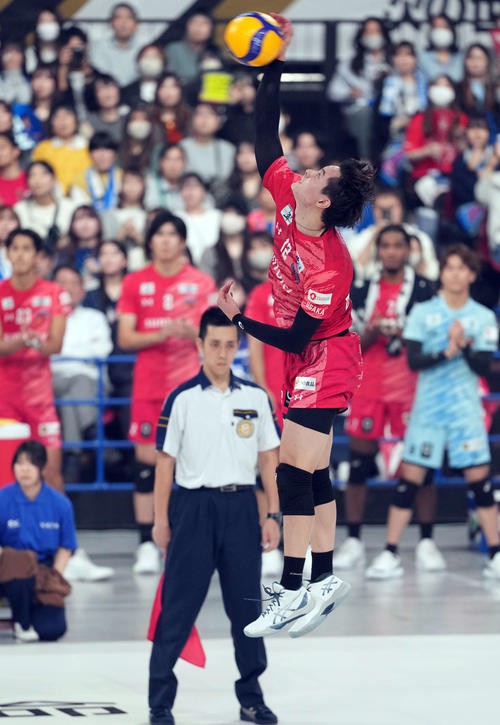 サントリー対大阪B　第2セット、サーブを放つサントリー高橋藍（撮影・たえ見朱実）
