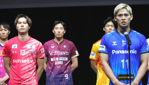 SVリーグ開幕記者会見に登壇したサントリー高橋藍（左）と大阪B西田有志
