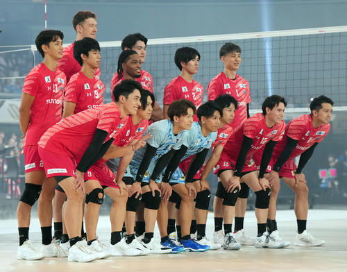 サントリー対大阪B　記念撮影をするサントリー高橋ら選手たち（撮影・たえ見朱実）