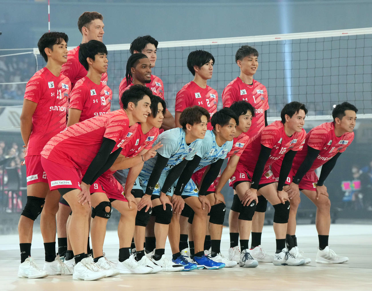 サントリー対大阪B　記念撮影をするサントリー高橋ら選手たち（撮影・たえ見朱実）