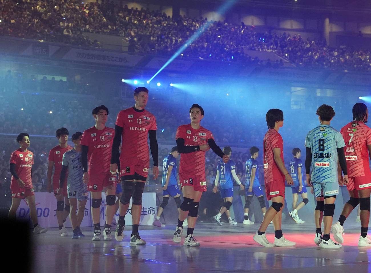 サントリー対大阪B　入場するサントリー高橋藍ら選手たち（撮影・たえ見朱実）