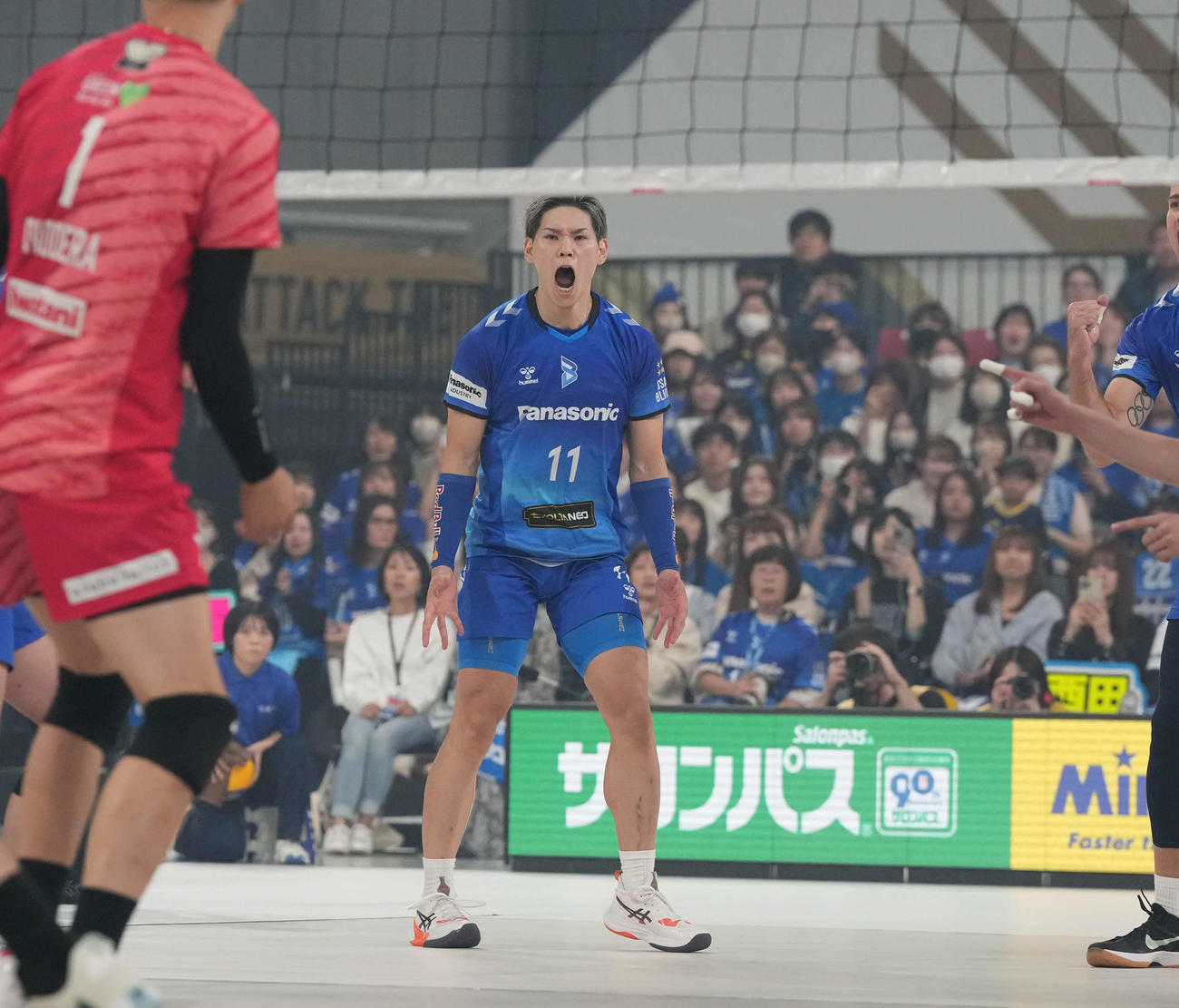 サントリー対大阪B　第1セット、ポイントを挙げさけぶ大阪B西田（撮影・たえ見朱実）