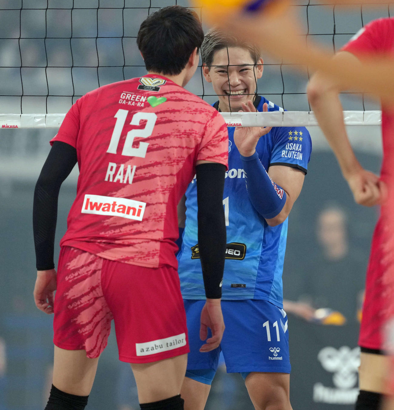 サントリー対大阪B　試合前、サントリー高橋藍に笑顔を見せる大阪B西田（撮影・たえ見朱実）