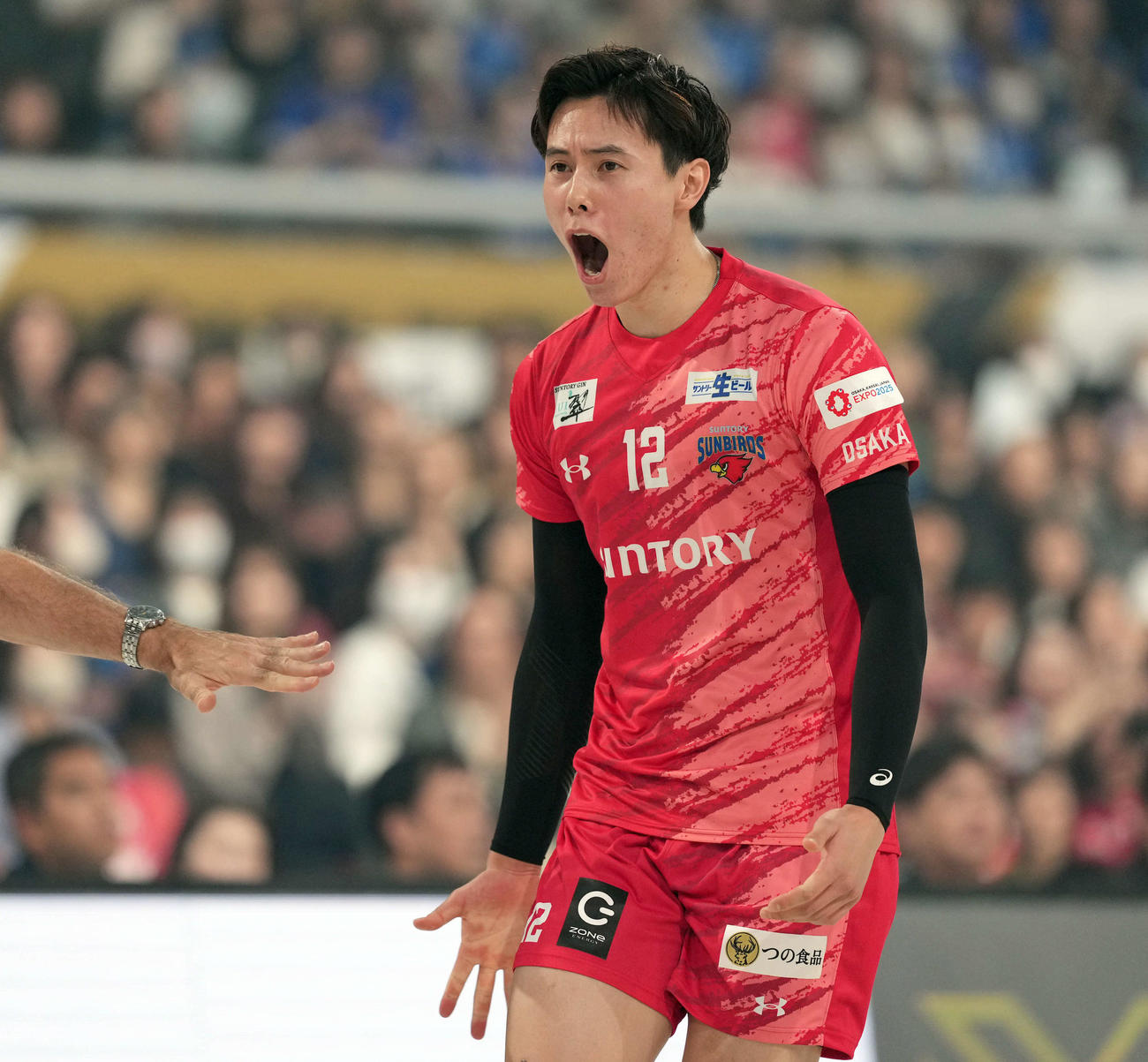 サントリー対大阪B　第1セット、ポイントを挙げさけぶサントリー高橋藍（撮影・たえ見朱実）