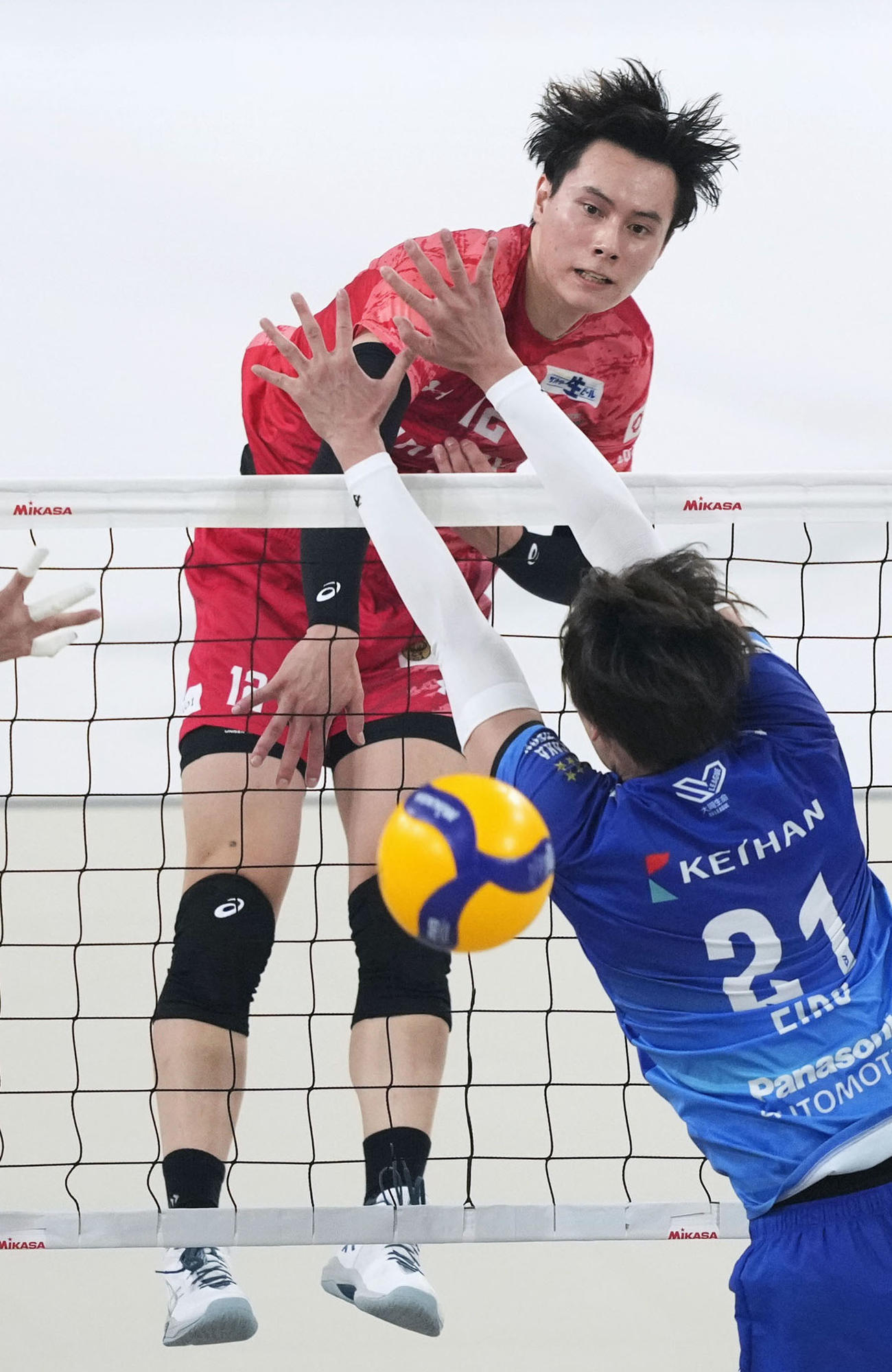 サントリー―大阪B　第2セット、スパイクを放つサントリー・高橋藍（共同）