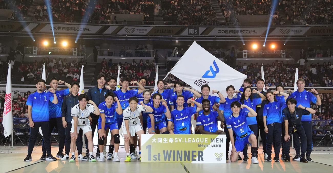 サントリー対大阪B　サントリーに勝利し記念撮影に納まる大阪B（撮影・たえ見朱実）