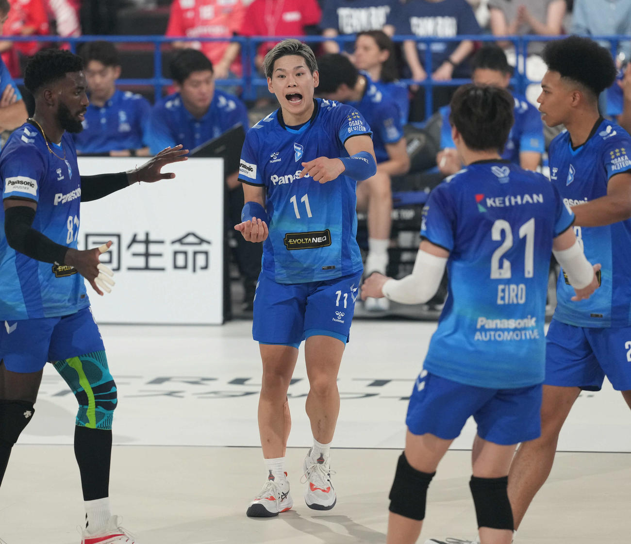サントリー対大阪B　第2セット、ポイントに喜ぶ大阪B西田（撮影・たえ見朱実）