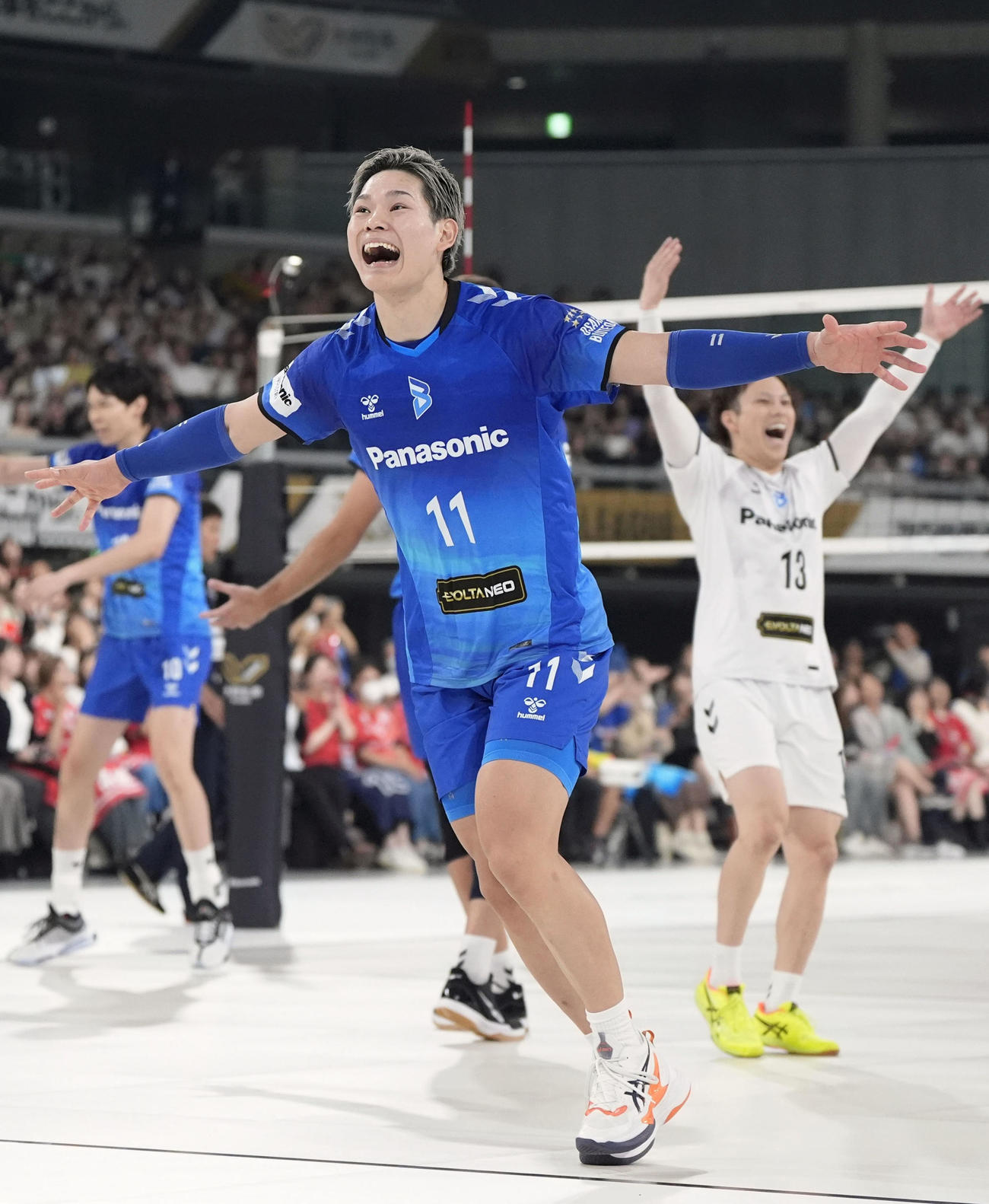 サントリーに勝利し喜ぶ大阪B・西田（共同）