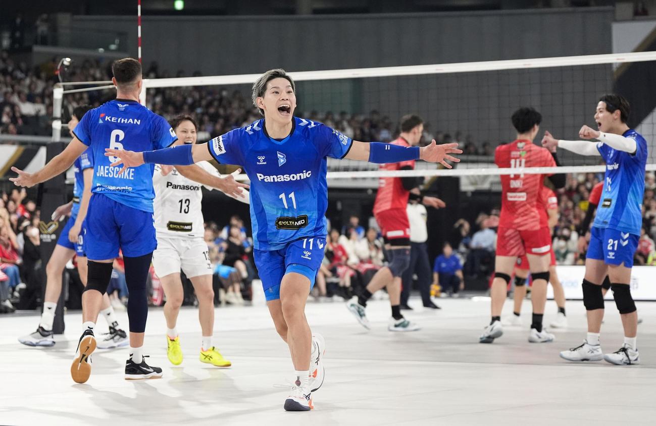 サントリーに勝利し喜ぶ大阪B・西田（手前）ら（共同）