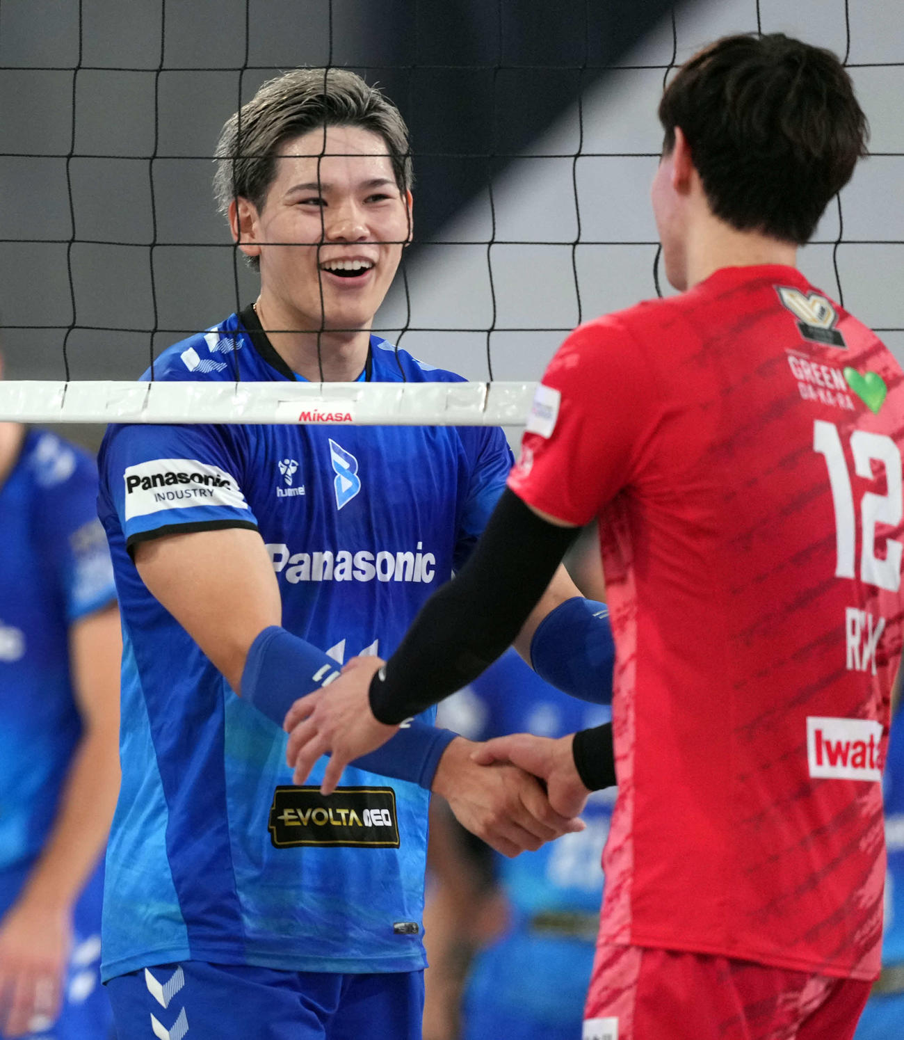 サントリー対大阪B　サントリー高橋藍と握手を交わす大阪B西田（撮影・たえ見朱実）