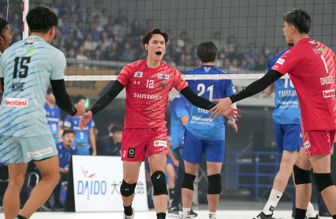 サントリー対大阪B　第1セット、ポイントを挙げ叫ぶサントリー高橋藍（撮影・たえ見朱実）