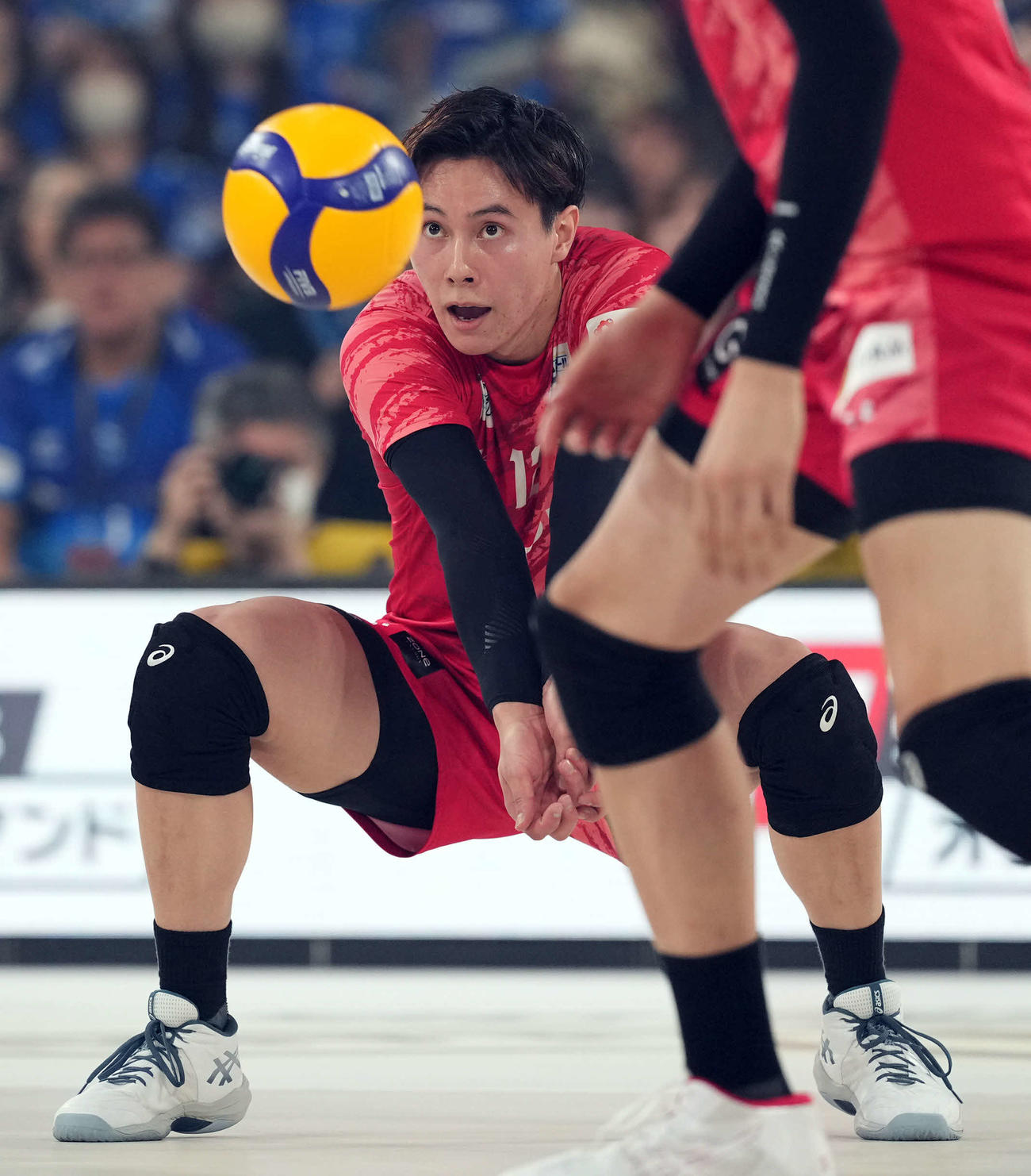 サントリー対大阪B　第2セット、レシーブをするサントリー高橋藍（撮影・たえ見朱実）