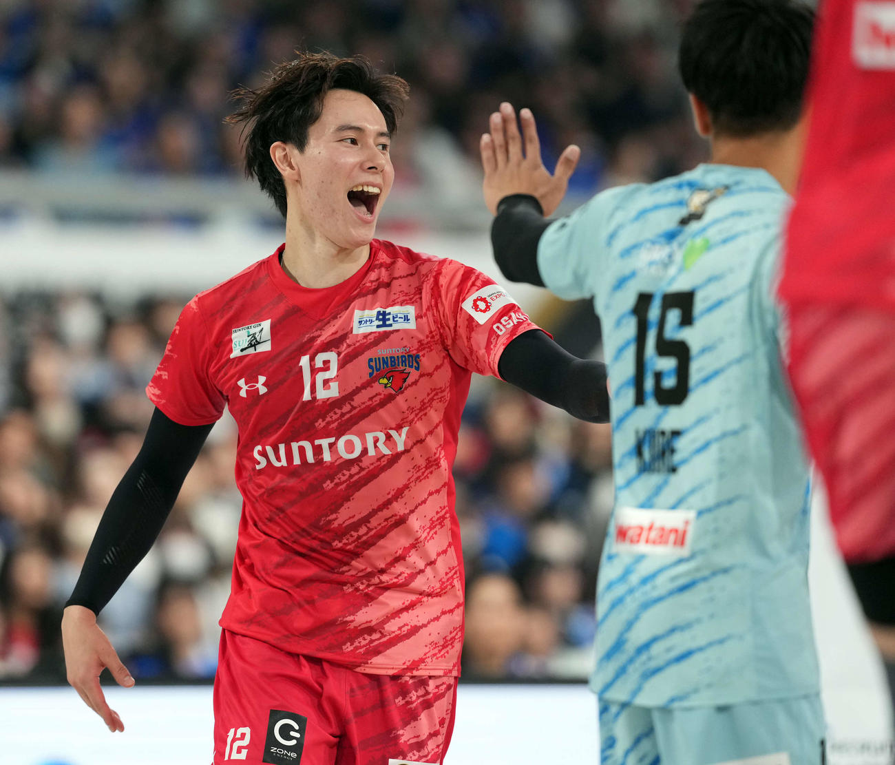 サントリー対大阪B　第3セット、ポイントを挙げ喜ぶサントリー高橋藍（撮影・たえ見朱実）