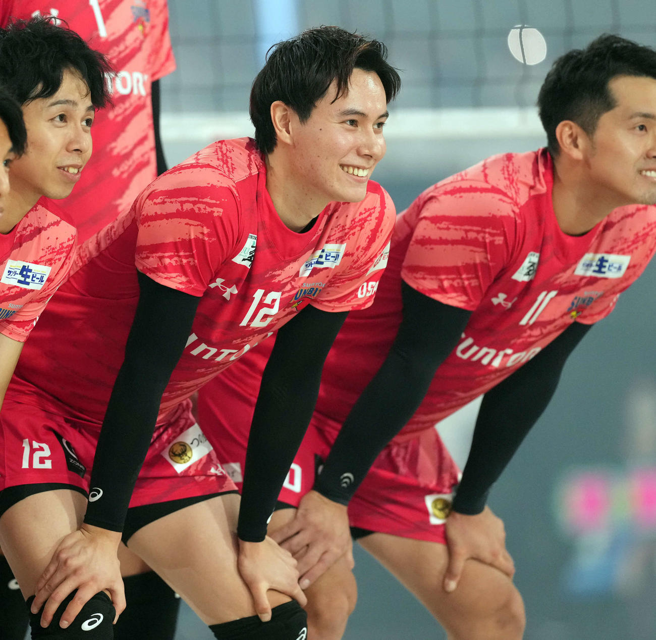 サントリー対大阪B　記念撮影をするサントリー高橋藍ら選手たち（撮影・たえ見朱実）