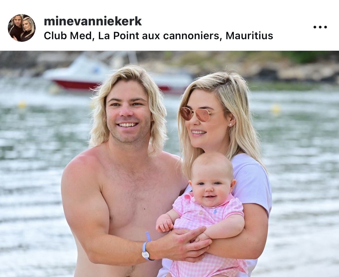 家族で写真に納まる南アフリカ代表ファフ・デクラーク（左）（マイン夫人のインスタグラムから）