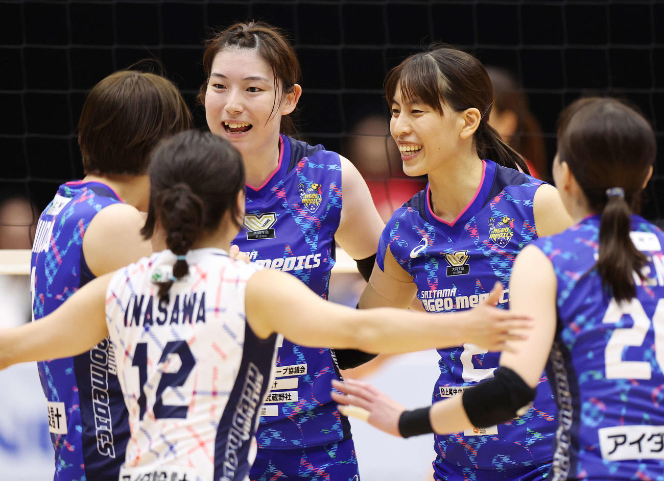 NEC川崎対埼玉上尾　第2セット、チームメートと得点を喜ぶ埼玉上尾岩崎（右）（撮影・宮地輝）