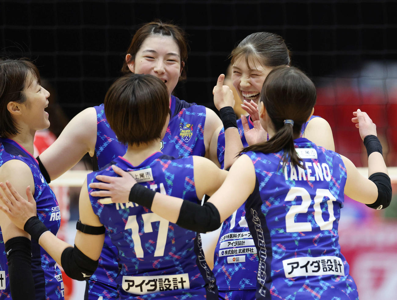 NEC川崎対埼玉上尾　第2セット、得点を奪いチームメートと喜ぶ埼玉上尾黒後（右）（撮影・宮地輝）