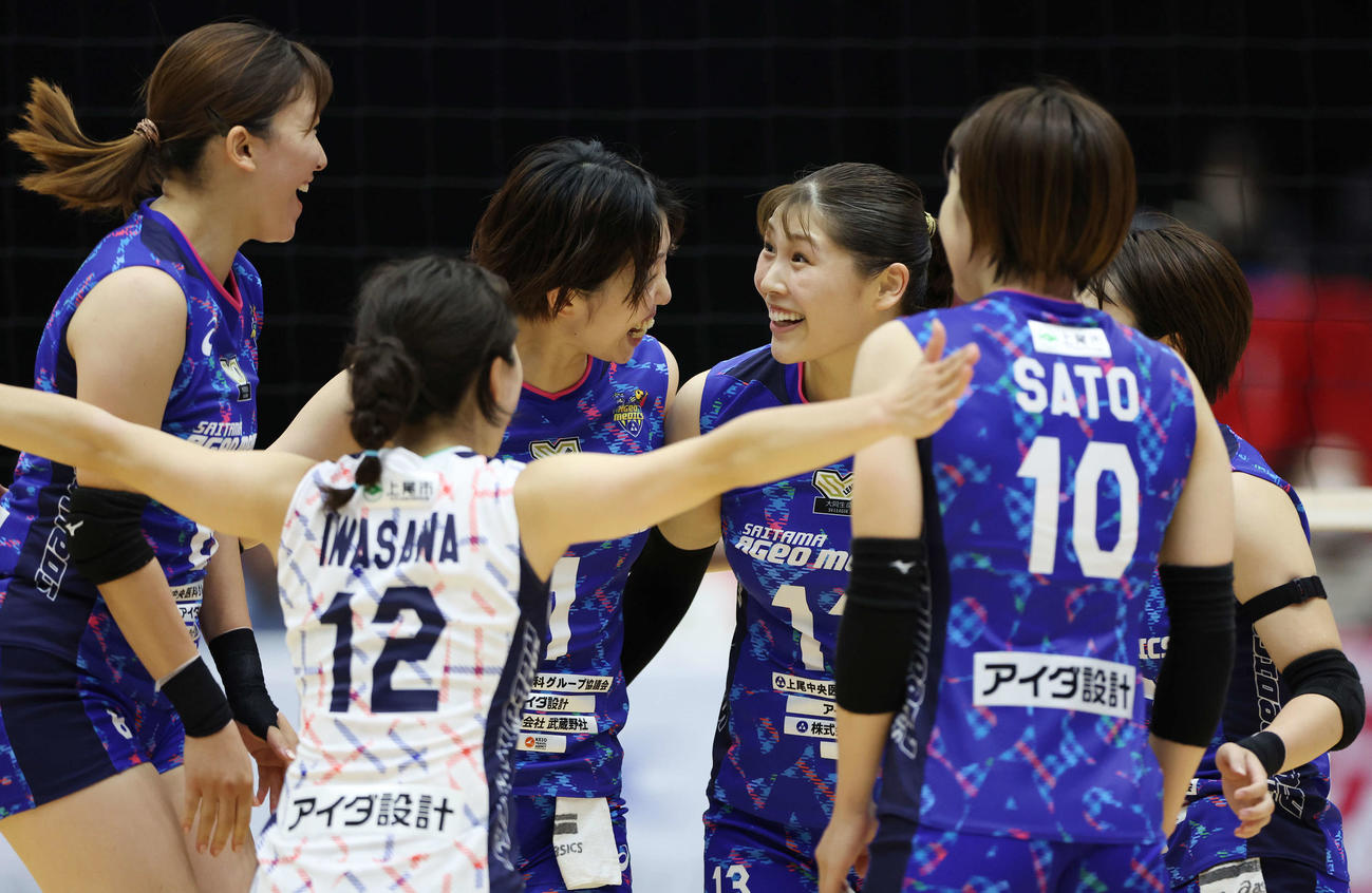 NEC川崎対埼玉上尾　第2セット、得点を奪いチームメートと喜ぶ埼玉上尾黒後（中央右）（撮影・宮地輝）