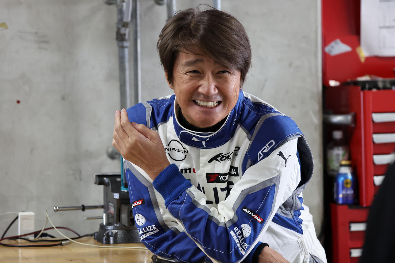 富士スピードウェイでスーパーフォーミュラマシン（赤虎）のデモ走行を行った近藤真彦JRP会長（JRP提供）