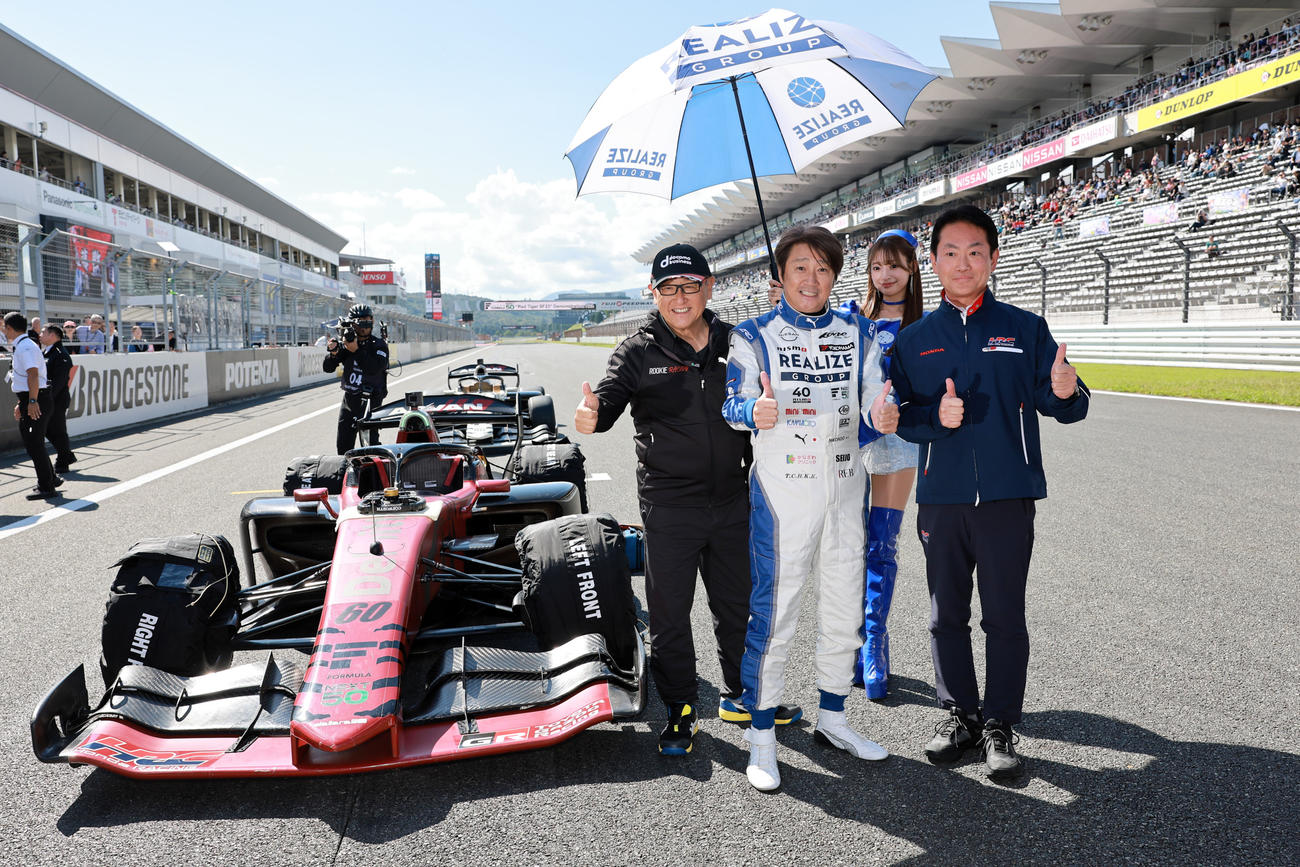 富士スピードウェイでスーパーフォーミュラマシン（赤虎）のデモ走行を行った近藤真彦JRP会長（JRP提供）