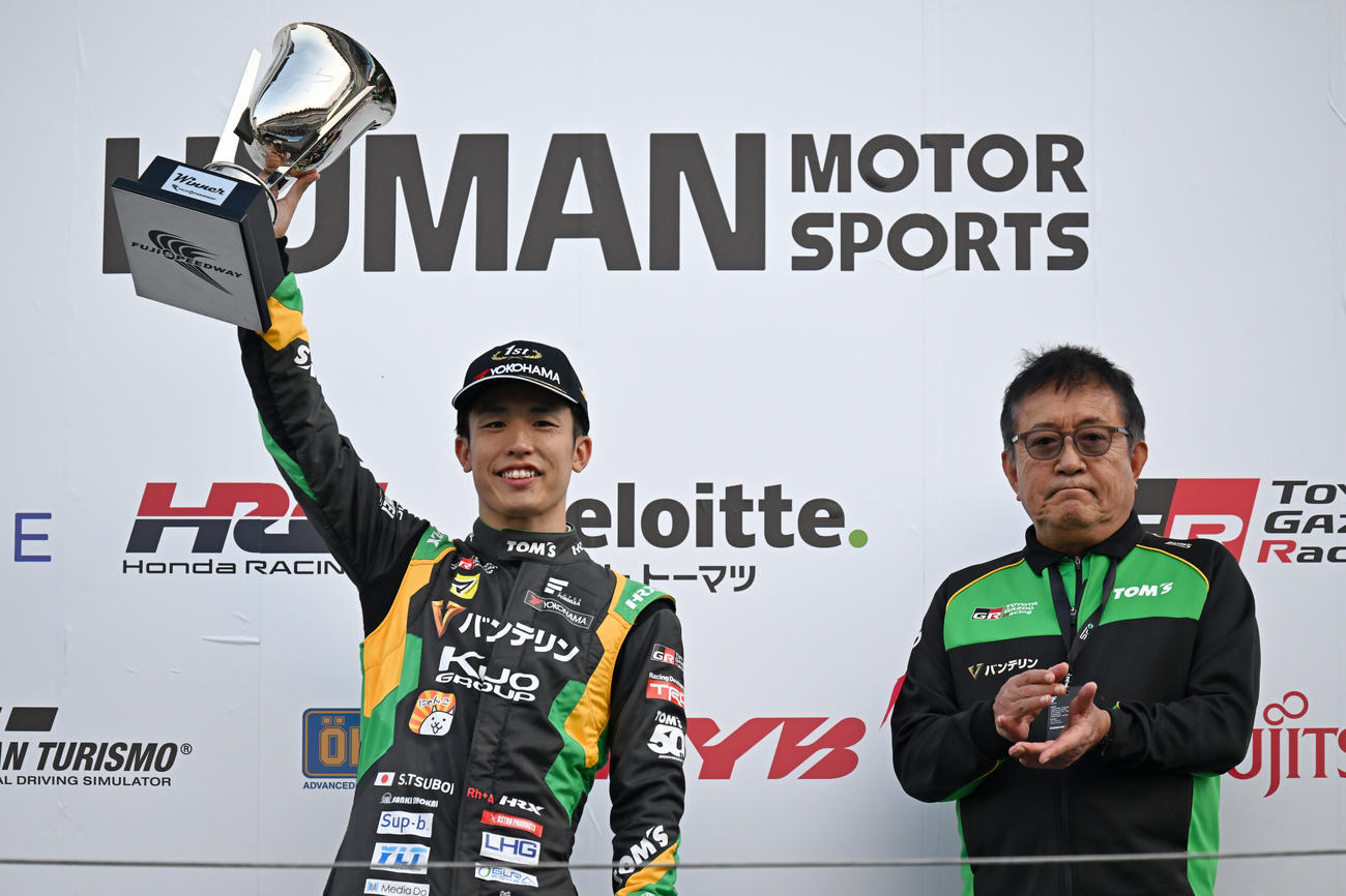 スーパーフォーミュラ第6戦を制した坪井翔は、第4戦富士に次ぐ今季2勝目を挙げた。右は舘信秀監督（JRP提供）