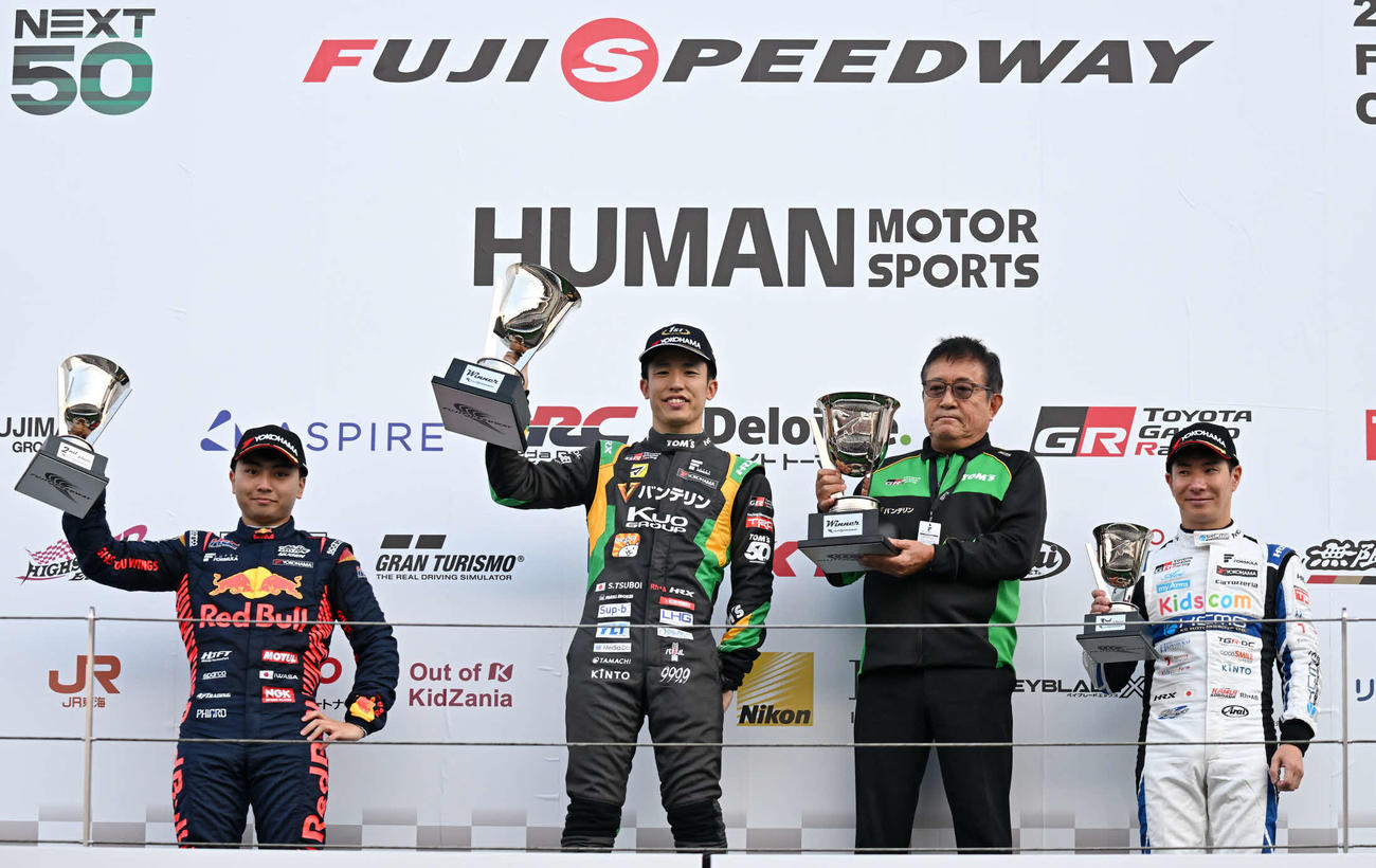 スーパーフォーミュラ第6戦で表彰台に上がった、左から2位の岩佐歩夢、優勝した坪井翔、舘信秀監督、3位の小林可夢偉（JRP提供）