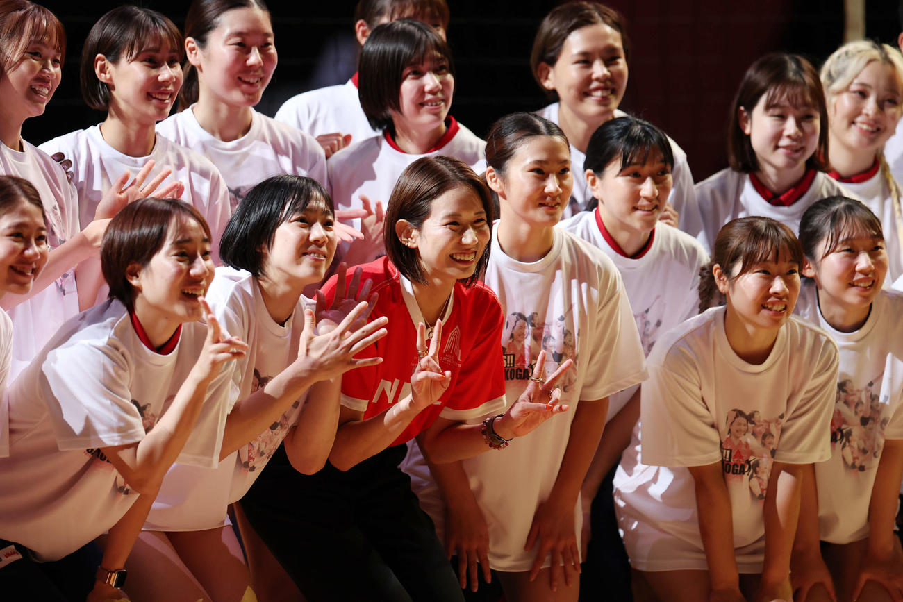 NEC川崎対埼玉上尾　引退セレモニーで記念撮影する古賀紗理那さん（中央）（撮影・宮地輝）
