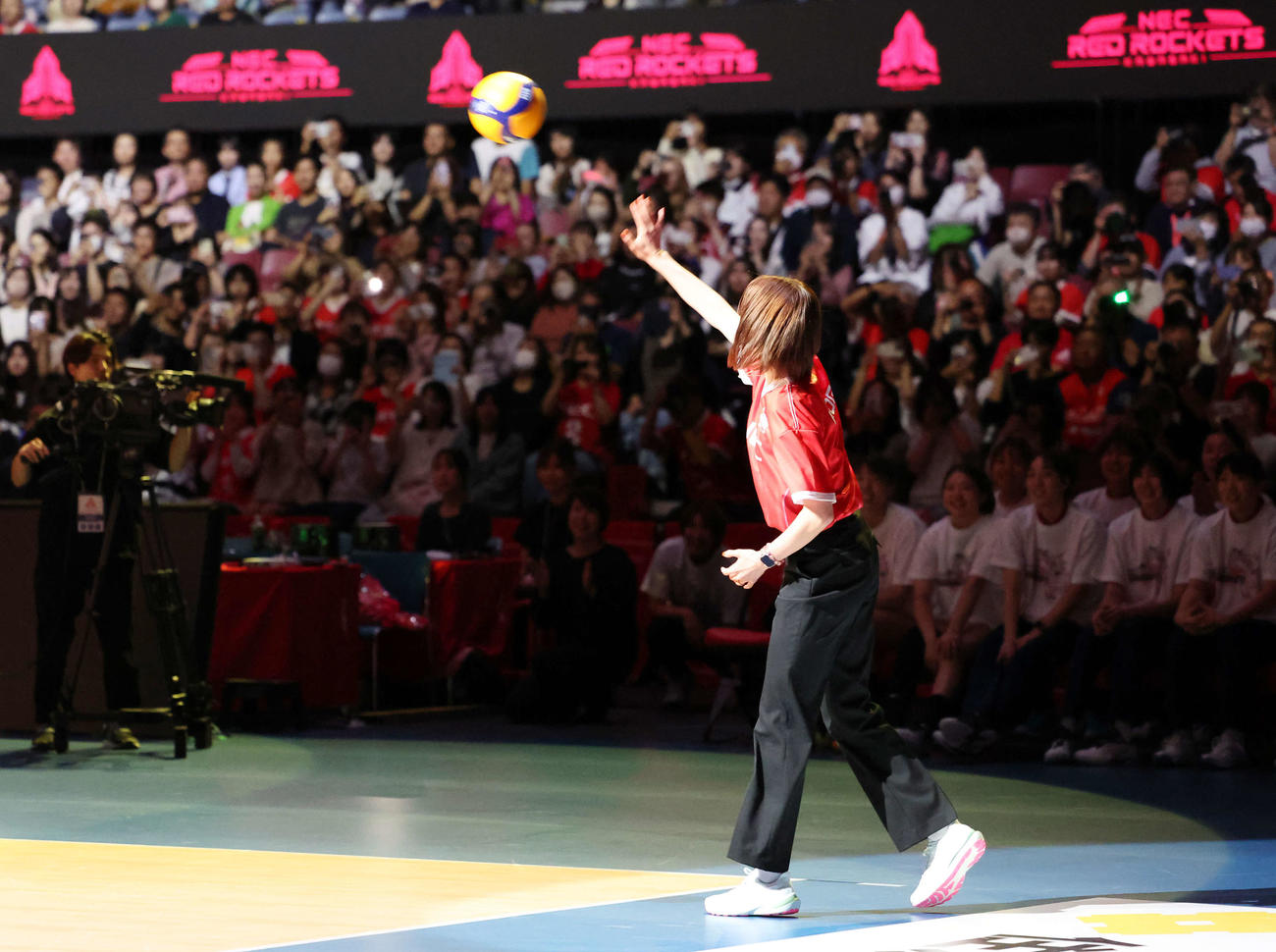 NEC川崎対埼玉上尾　引退セレモニーでラストサーブを放つ古賀紗理那さん（撮影・宮地輝）
