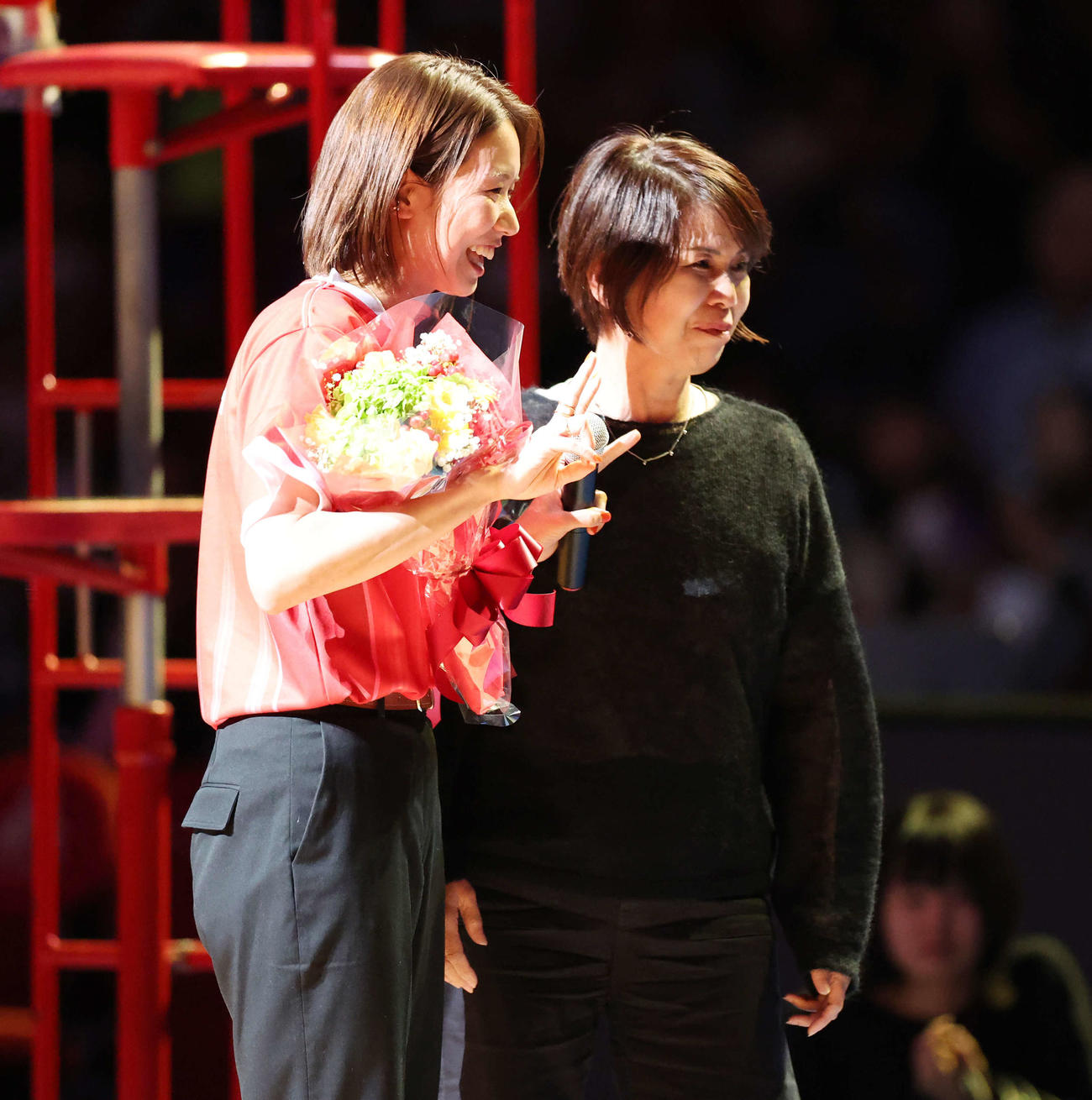 NEC川崎対埼玉上尾　引退セレモニーで母の博枝さん（右）と記念撮影する古賀紗理那さん（撮影・宮地輝）