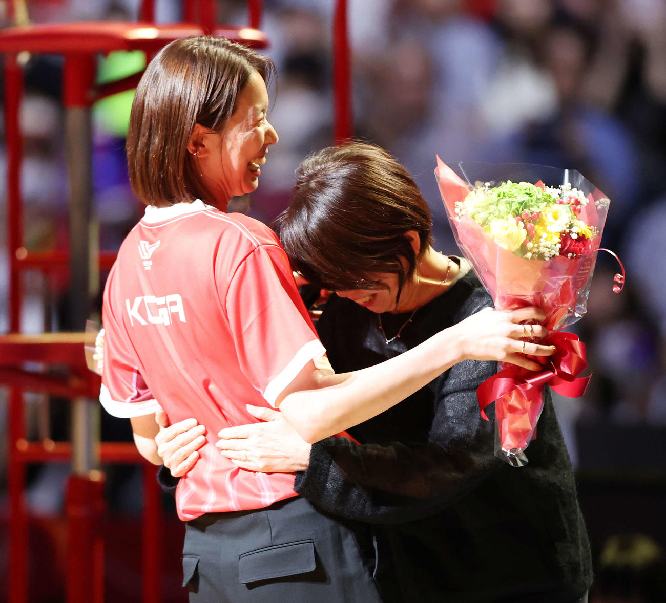 NEC川崎対埼玉上尾　引退セレモニーで母の博枝さん（右）から花束を受け取った古賀紗理那さん（撮影・宮地輝）