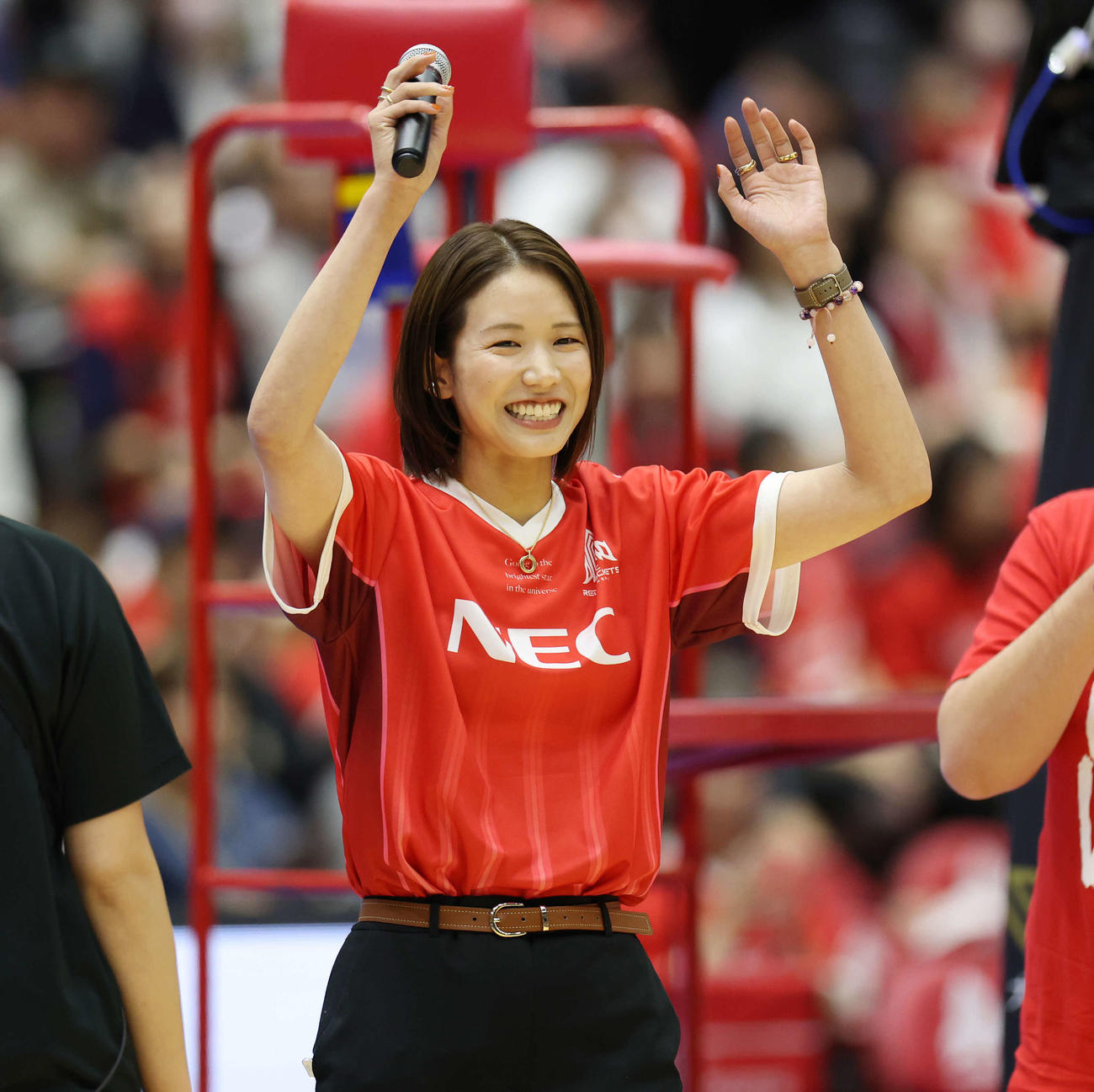 NEC川崎対埼玉上尾　笑顔で手を振る古賀紗理那さん（撮影・宮地輝）