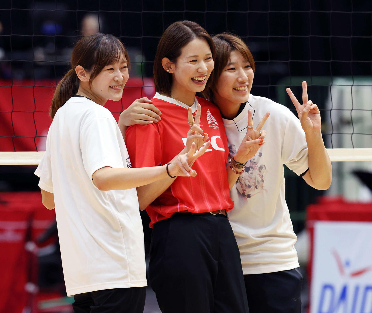 ＮＥＣ川崎対埼玉上尾　引退セレモニーでチームスタッフと記念撮影する古賀紗理那さん（中央）（撮影・宮地輝）