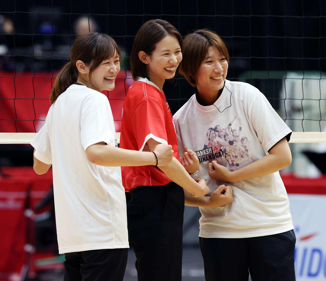 ＮＥＣ川崎対埼玉上尾　引退セレモニーでチームスタッフと記念撮影する古賀紗理那さん（中央）（撮影・宮地輝）